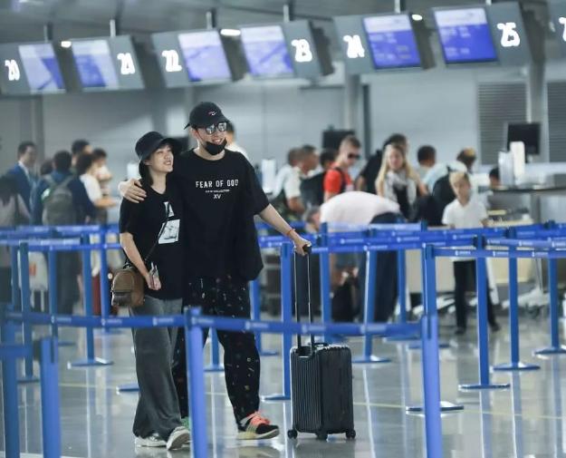 刘翔与二婚妻子罕见合体，私下相处模式好甜蜜，比一婚幸福太多