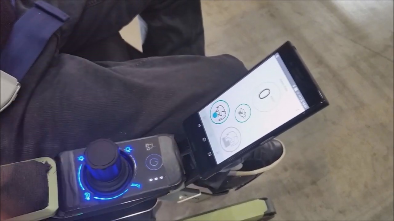 大学生团队发明，智能爬楼梯轮椅，方便残疾人出行