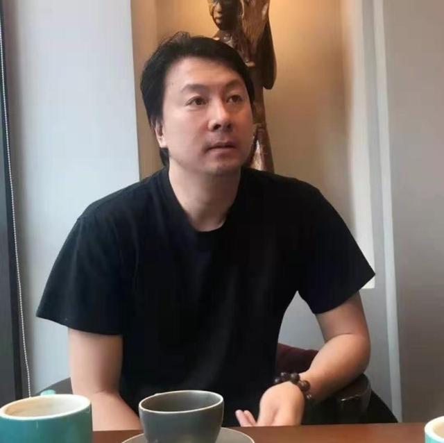 前国足守门员安琦近况曝光，路边卖樱桃被拍，微博推销水果为生计