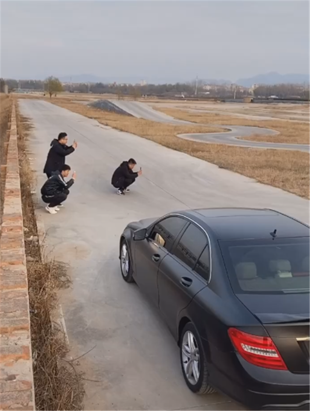 又一网红打卡地,青岛流亭机场,不少人开车前往,只为与飞机同框