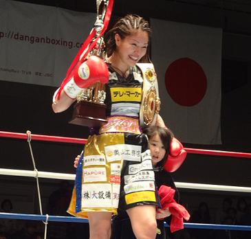 又一位中国人冲击世界拳王！中国美女拳王自信迎战日本魔女