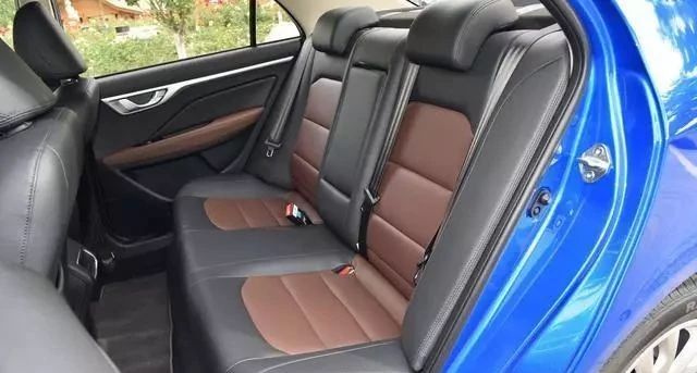 不足5万落地，这车综合油耗仅5.9L，车长4米6，适合家用品质一流