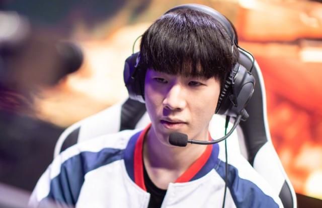 LOL全明星分组引发争议，Theshy被安排下棋，却不能参加表演赛