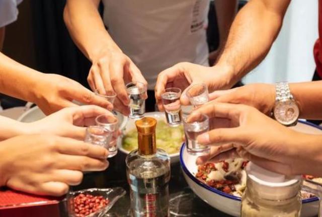 ktv酒桌上面的酒照片,KTV喝酒图片 真实 以酒识人:酒桌上有这3种表现的人,往往难有作为,不会被重用
