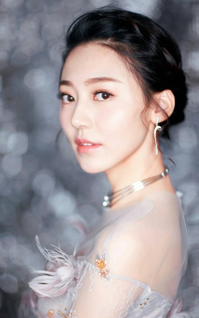明星黄梦莹,娱乐圈影视女演员,被誉为"完美女神"