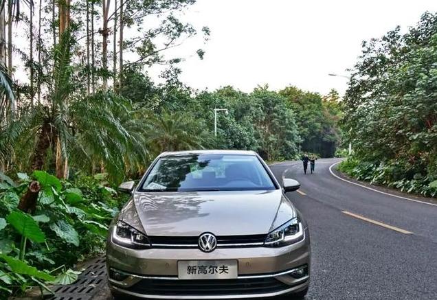 大众高尔夫设计简约时尚,配置出色,指导价格为11.92-23.42万元