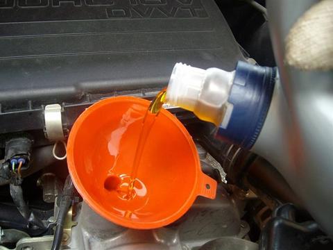 保养车用4S店的原厂机油是不是与车更匹配？对车也更好一点？