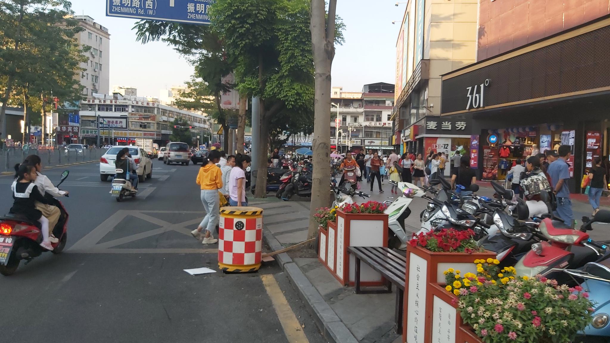 到深圳公明商业中心地带逛,感受公明的繁华街道