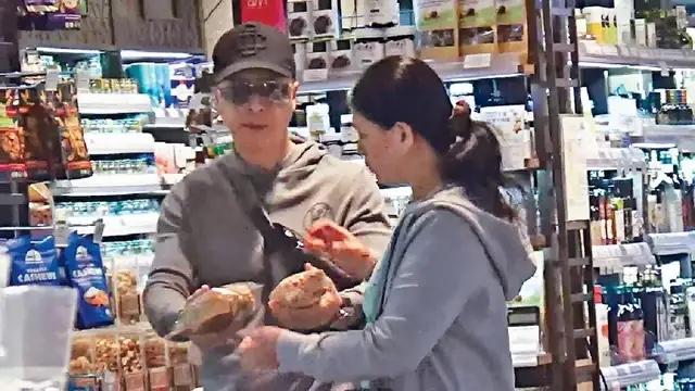56岁甄子丹陪老婆逛超市超殷勤，小18岁老婆发福厉害比甄子丹显老