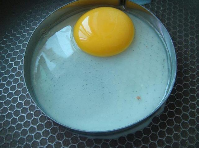 煎鸡蛋要怎样才能又圆又嫩？想要鸡蛋煎得好不粘锅，这一步很重要