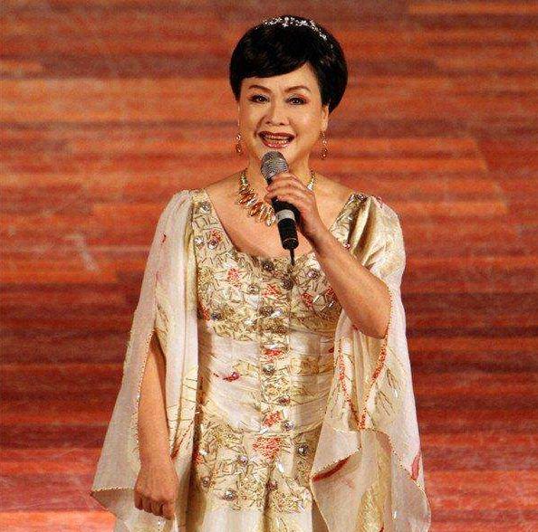 73岁李谷一与二婚丈夫合影，79岁丈夫老态尽显，晚年生活幸福