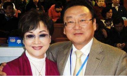 73岁李谷一与二婚丈夫合影，79岁丈夫老态尽显，晚年生活幸福