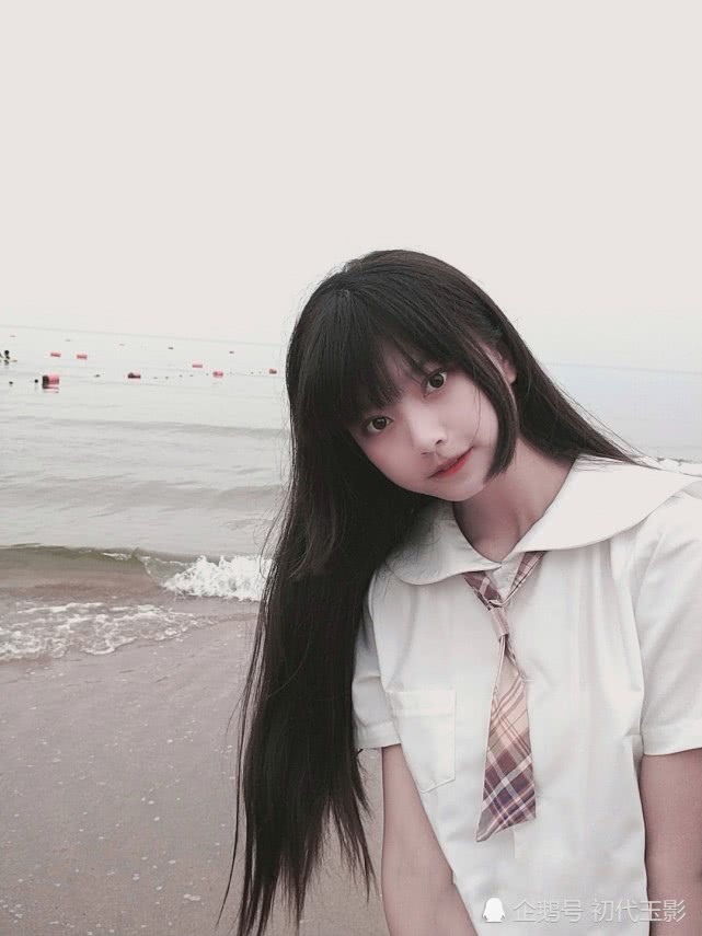 山吹与海边:穿jk制服的女生真好看呀,一笑倾城!