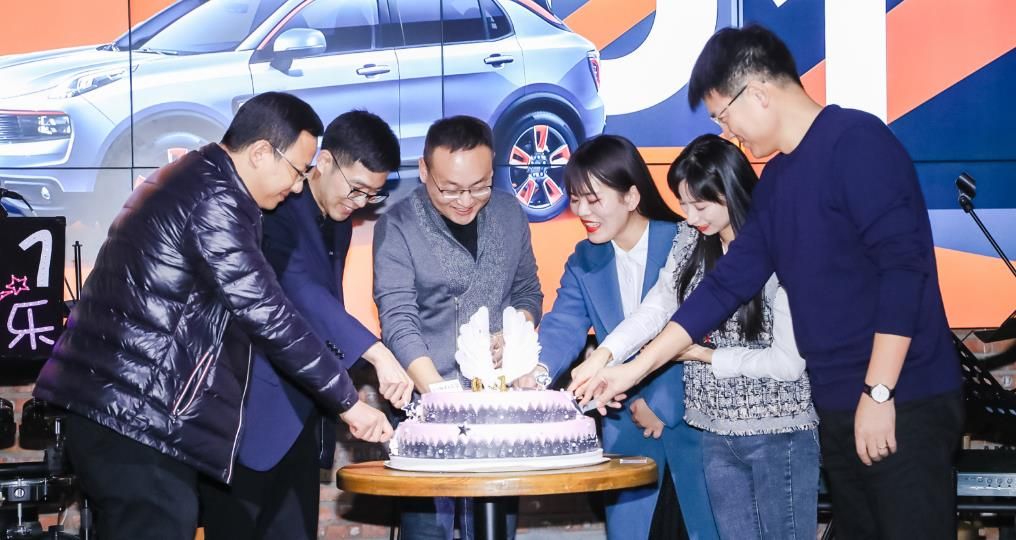 2.0T动力配6AT或7DCT变速箱,上市两周年,领克01凭实力圈粉