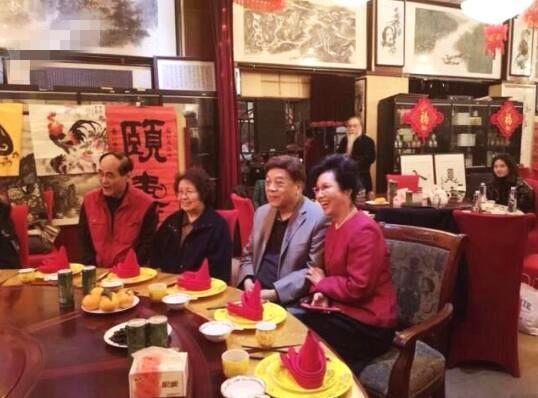 赵忠祥和妻子近照曝光，和友人一起饭店吃饭，结婚50年恩爱如初