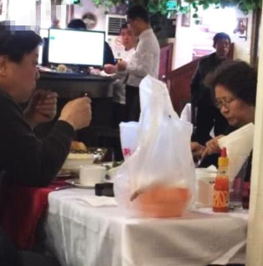 赵忠祥和妻子近照曝光，和友人一起饭店吃饭，结婚50年恩爱如初