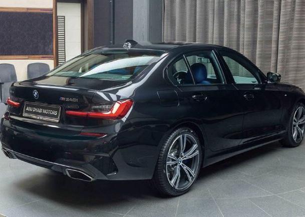 搭载3.0T发动机，奔驰AMG C43的强劲对车全新宝马M340i实车照