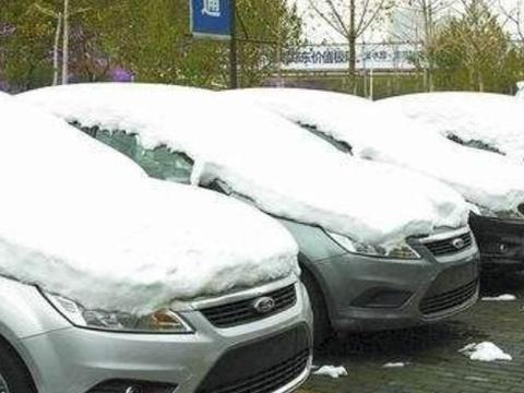 北方车主看过来，车被埋雪里，这样处理不伤车