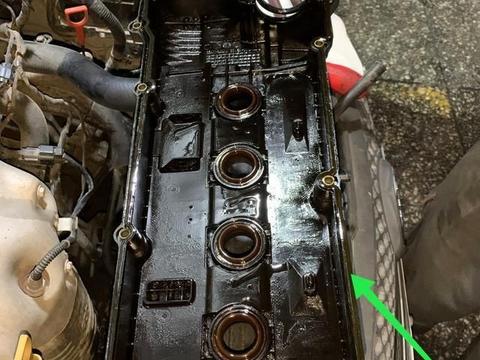 水箱漏防冻液，气门室盖罩漏机油，11万公里的起亚让车主郁闷！