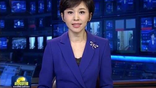 《新闻联播》主持人为啥不低头念稿?看清前面放的东西