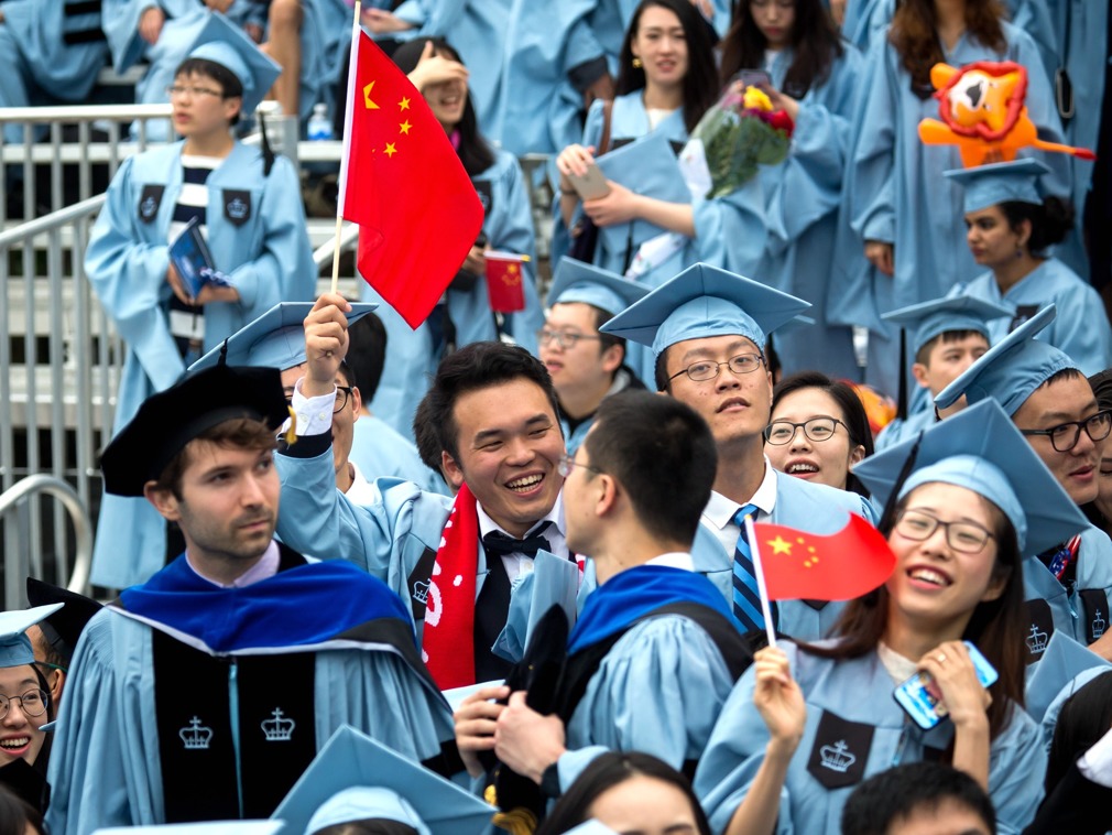 为何越来越多的留学生愿意回国?在美的中国研究员:留美没有未来