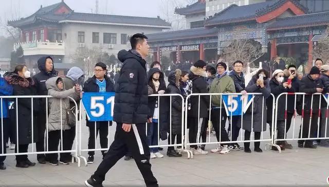 北京男篮送别吉喆！恩师闵鹿蕾一脸憔悴 兄弟杨鸣要管他父母