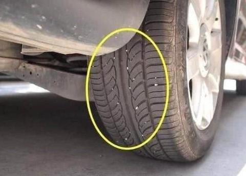 轮胎卡石子别再用钥匙抠了，老车主：使用这招，石子全跑光！