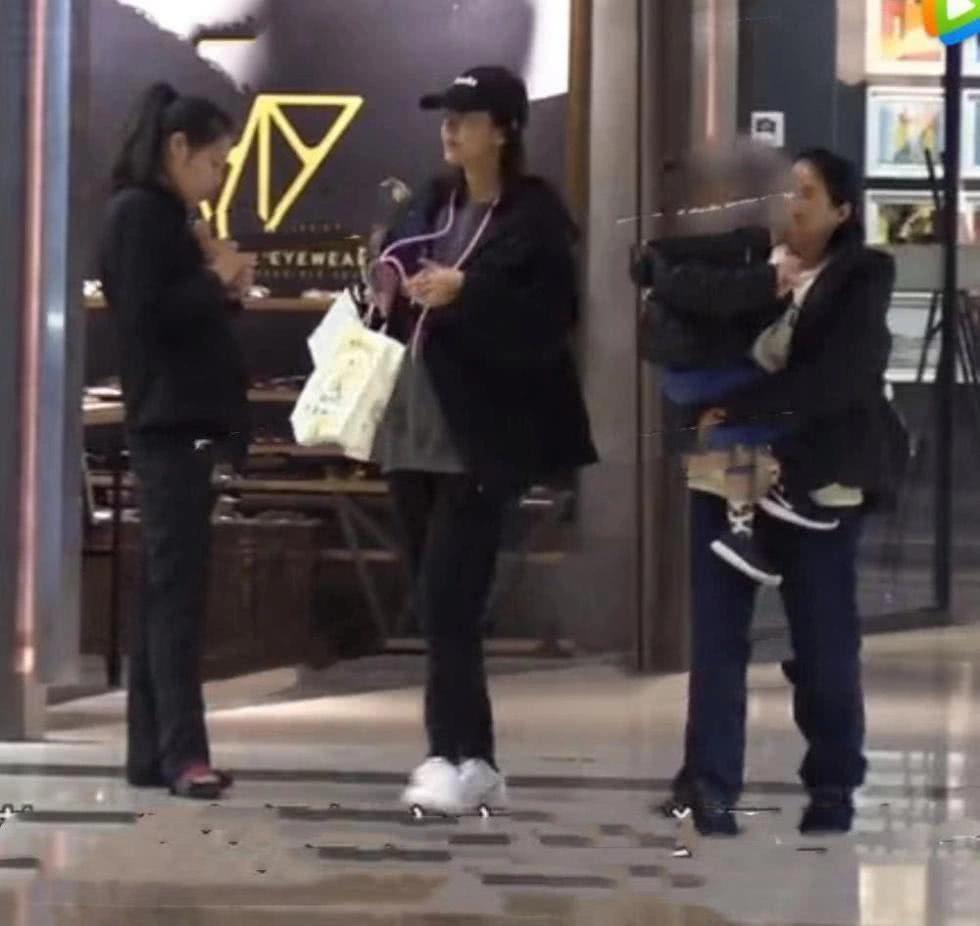 陈赫喜迎二胎，太太张子萱孕肚接女儿放学，身材走样脸部浮肿