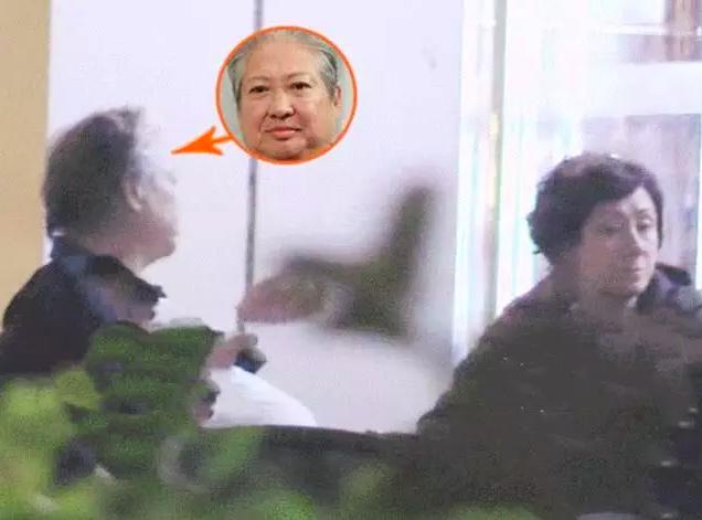 67岁洪金宝和老婆一起吃饭疑被嫌弃吃太多，怒指老婆破口大骂