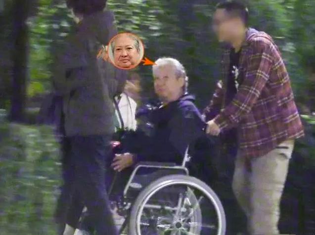 67岁洪金宝和老婆一起吃饭疑被嫌弃吃太多，怒指老婆破口大骂