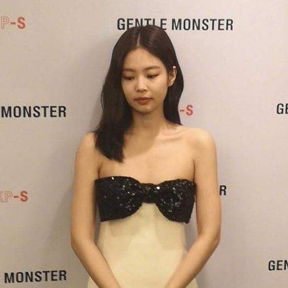 jennie代言内衣,jennie果冻是什么意思 jennie蝴蝶结抹胸裙上热搜了?是怎么回事