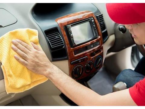 汽车内的灰尘别再用毛巾清理了，给你支几招，简单实用快速除灰