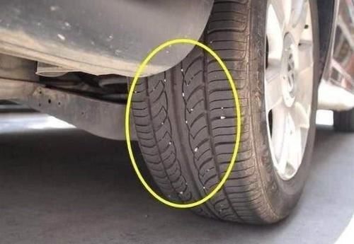 轮胎卡石子别再用钥匙抠了，老车主：使用这招，石子全跑光！