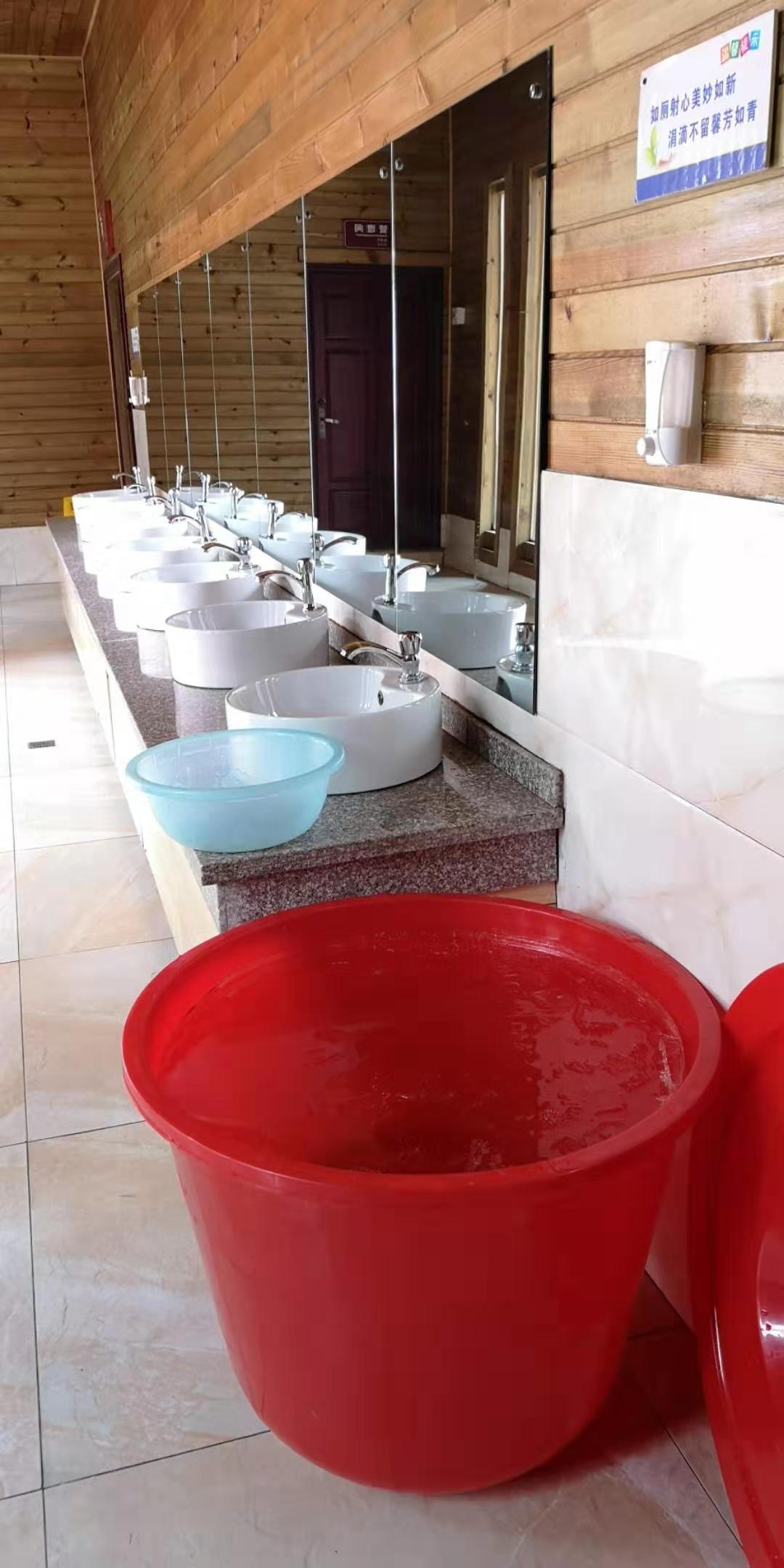 洗手池旁的大塑料桶用于囤水