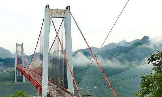 贵州安顺的坝陵河大桥——刷新了吉尼斯蹦极世界纪录