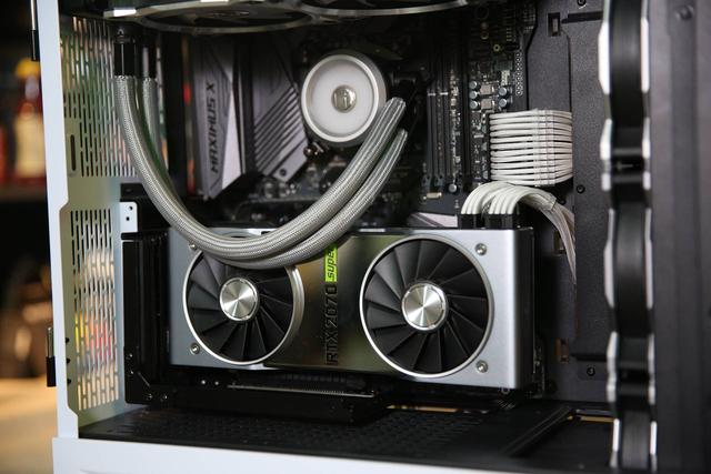 华硕2070super,华硕2070supero8g 竖装显卡用来展示rtx2070super的公版散热器可以说是再合适不过了.