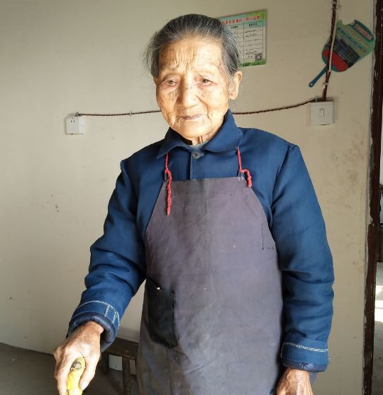 这位慈祥的老奶奶今年95岁,住在小女儿家,小女儿也年过花甲了.