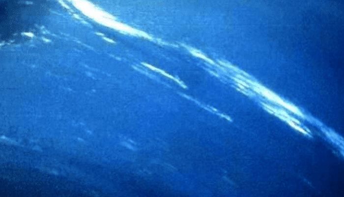 看似晶蓝的海王星竟如此危险,表面的黑斑堪比地球,全是风暴区