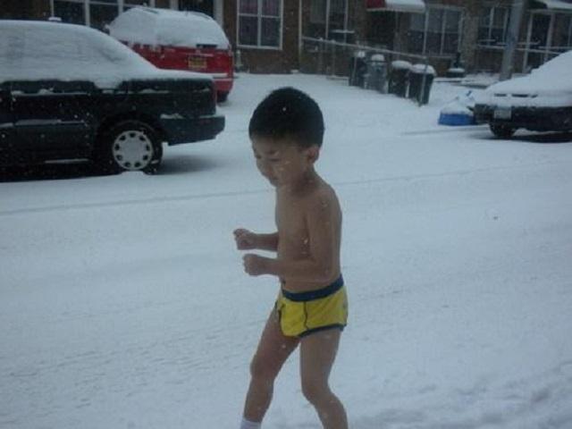 他一出生就被判定为脑瘫 4岁在风雪中裸跑