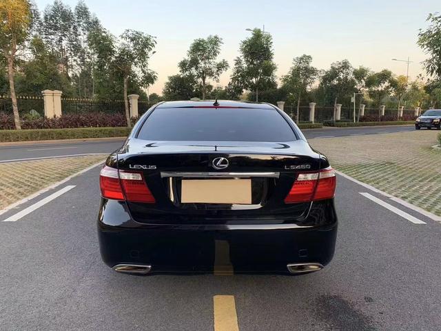 实拍这款雷克萨斯LS460仅售14万,诠释尊贵典雅,灵动旗舰气质