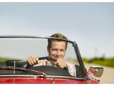 老司机上车就关掉的功能，新手还拿它当“宝”，市区最好别打开！