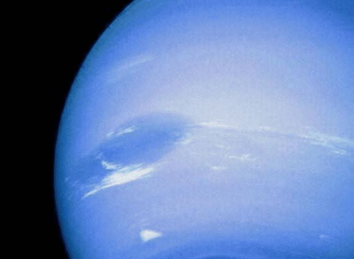 看似晶蓝的海王星竟如此危险表面的黑斑堪比地球全是风暴区