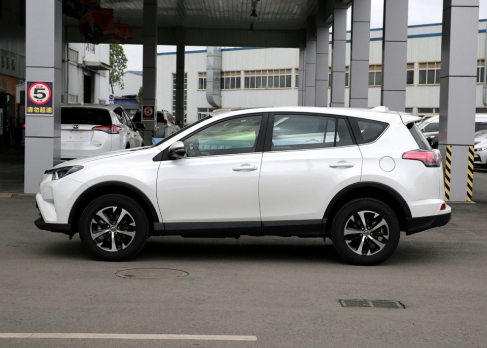 老款荣放RAV4，轴距2660mm，2.0L自吸配合CVT，放在今天香不