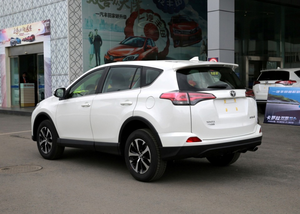 老款荣放RAV4，轴距2660mm，2.0L自吸配合CVT，放在今天香不