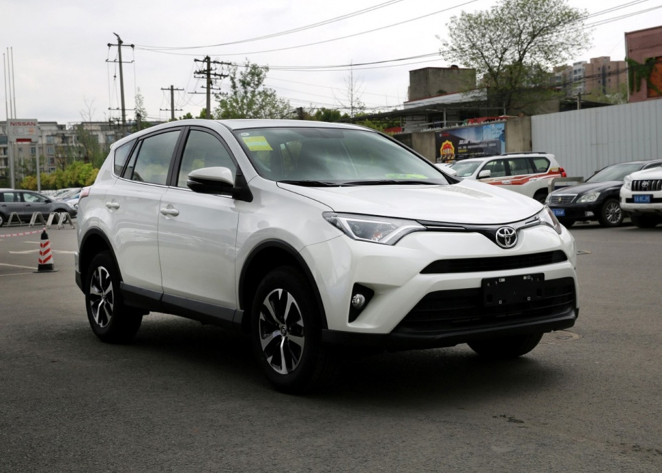 老款荣放RAV4，轴距2660mm，2.0L自吸配合CVT，放在今天香不