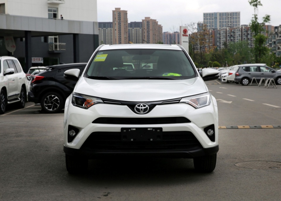 老款荣放RAV4，轴距2660mm，2.0L自吸配合CVT，放在今天香不