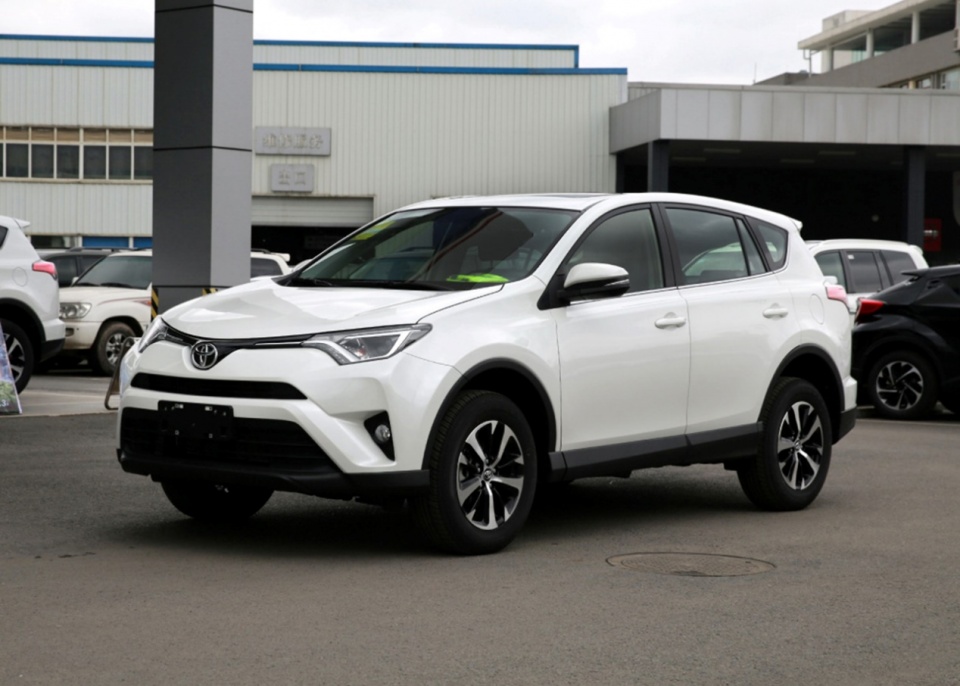 老款荣放RAV4，轴距2660mm，2.0L自吸配合CVT，放在今天香不