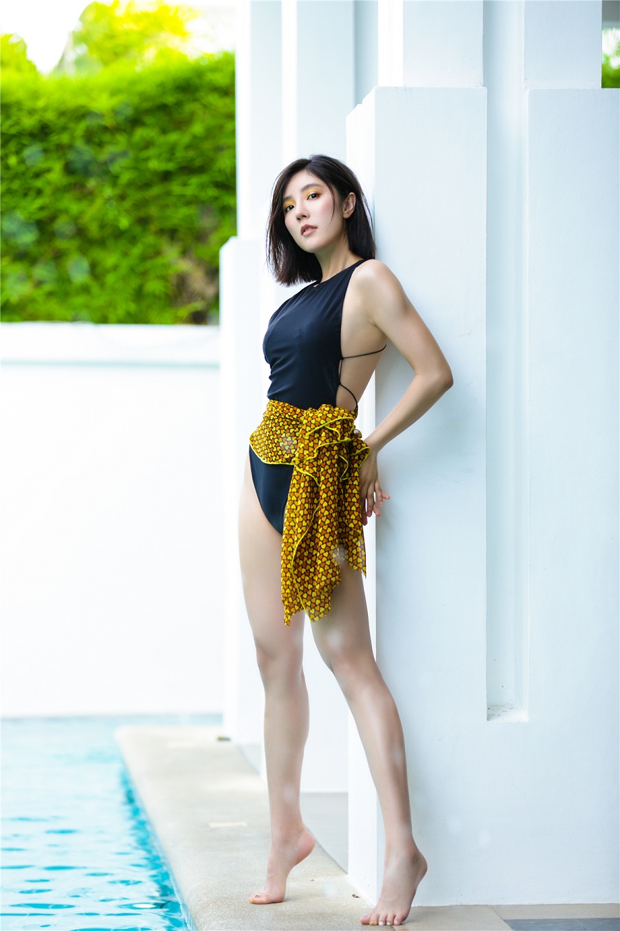 赵奕欢泳池写真曝光 湿发性感大秀美腿