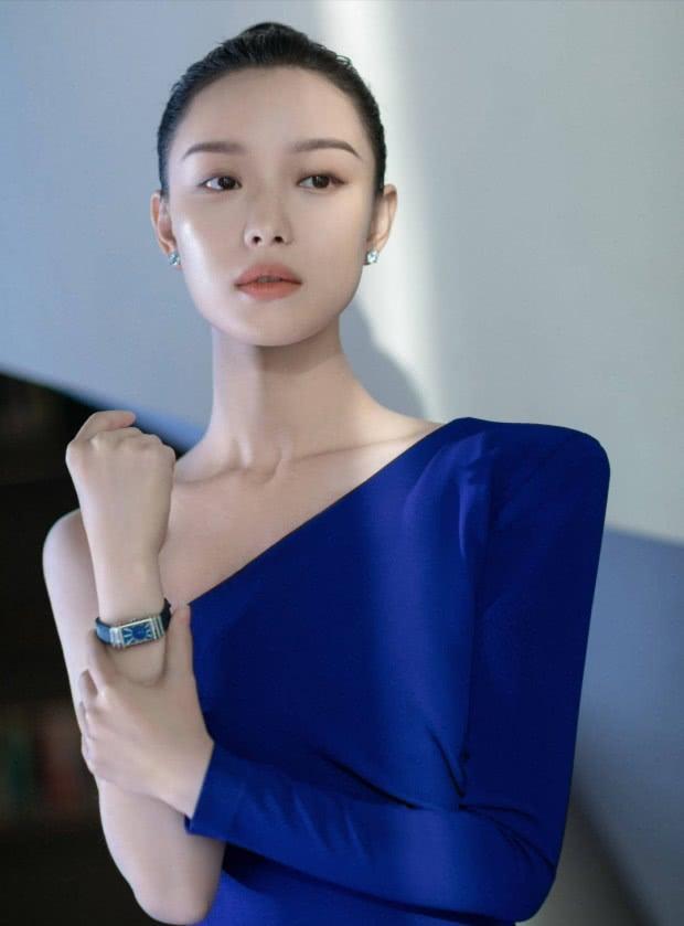 原以为娜扎的身材够好了,看到穿蓝色礼服的倪妮,"沙漏腰"绝了