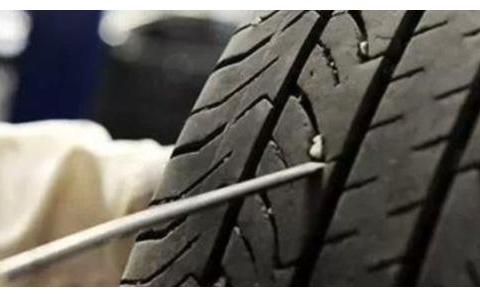 开了10年的车才知道，轮胎卡石子不要乱翘，一招轻松搞定，真简单